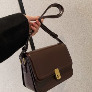 クラシックレザーフラップショルダーバッグ – 静寂の気品を纏うドエレガンス